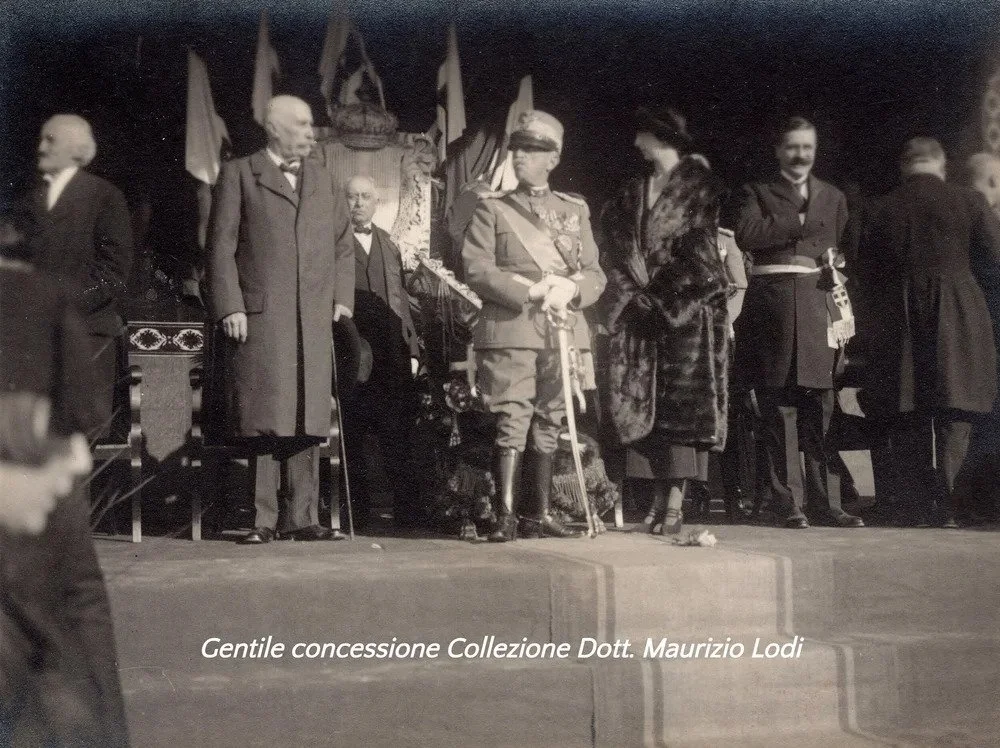 Pinerolo+(TO)+4+novembre+1923+inaug+mon+caduti+gg+alla+Re+Jolanda+di+Savoia+e++Giovanni+Giolitti+1+-+Copia.jpg