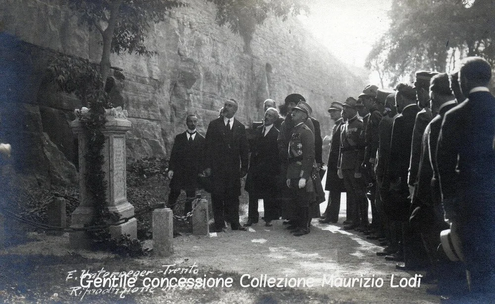 Rovereto+12+ottobre+1921+rimozione+del+marmo+raffigurante+l'Aquila+Asburgica+con+il+lapideo+raffigurante+il+.jpg