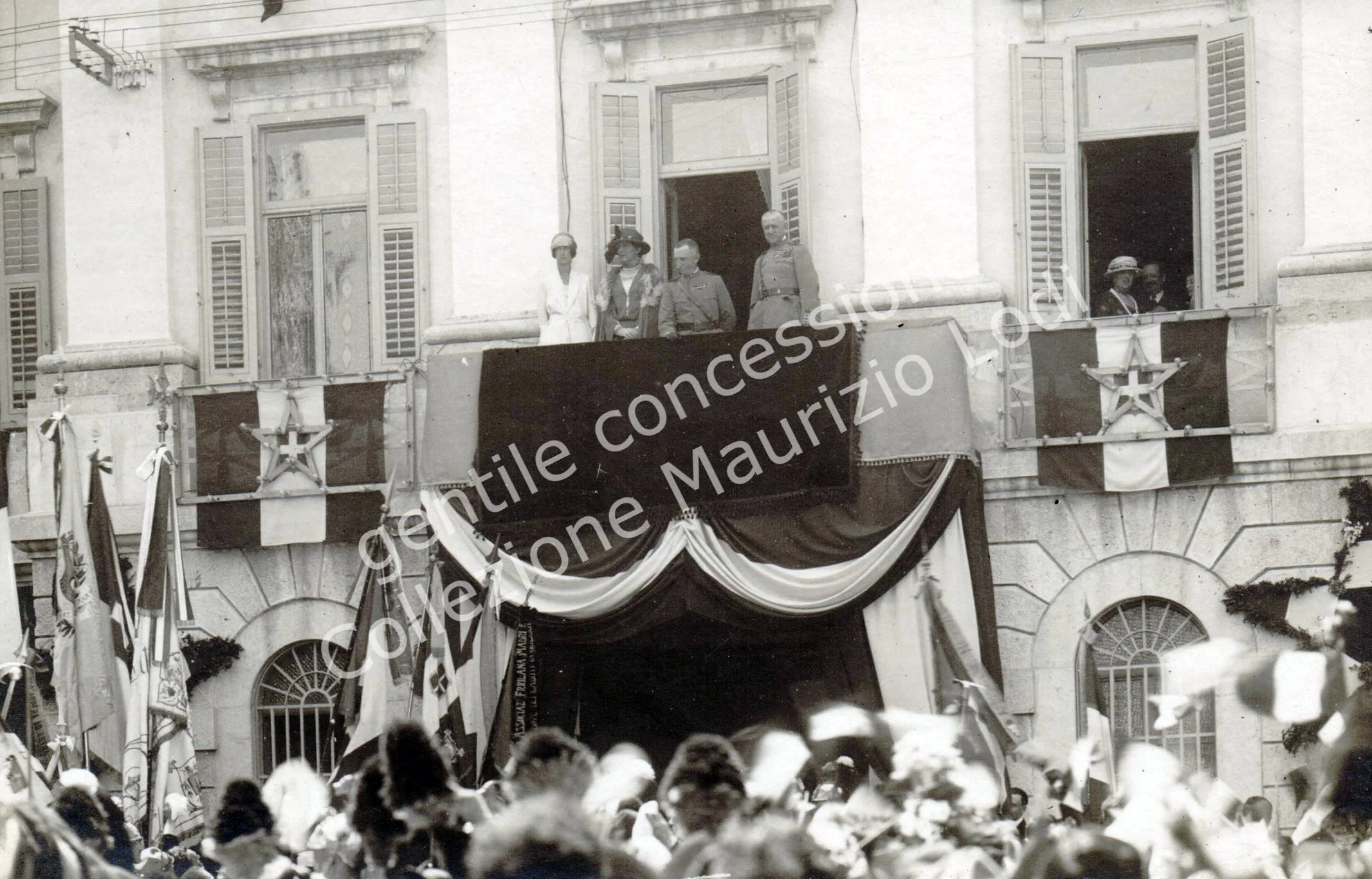 (c) Trieste 21 maggio 1922 saluto della folla festeggiante alle LL.MM. Vittorio Emanuele III alla Regina Elena, alle LL.AA.RR. Emanuele Filiberto di Savoia Duca Aosta e alla Principessa Jolanda.jpg