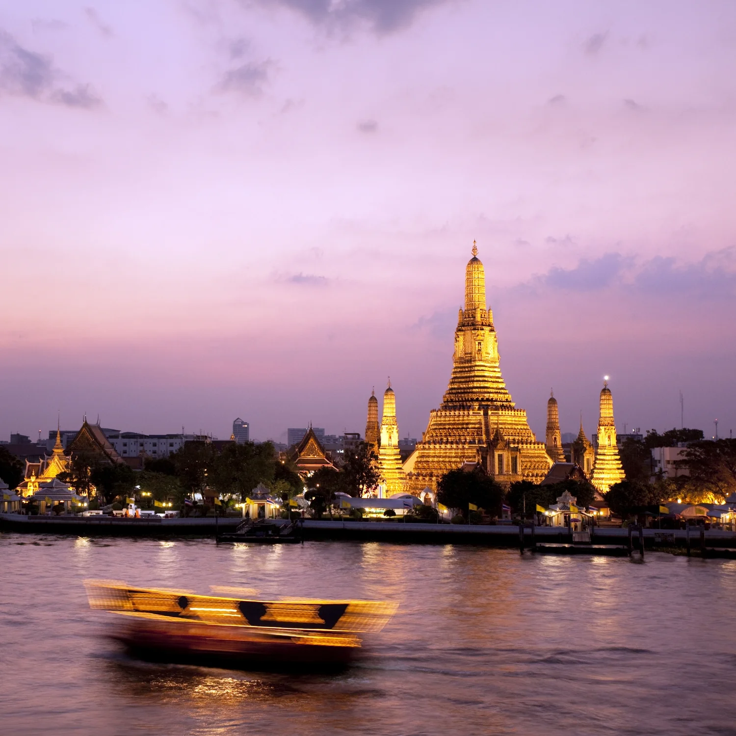 Wat-Arun-at-sunset-overlooking-the-Chao-Praya-River-Bangkok-Thailand.jpg