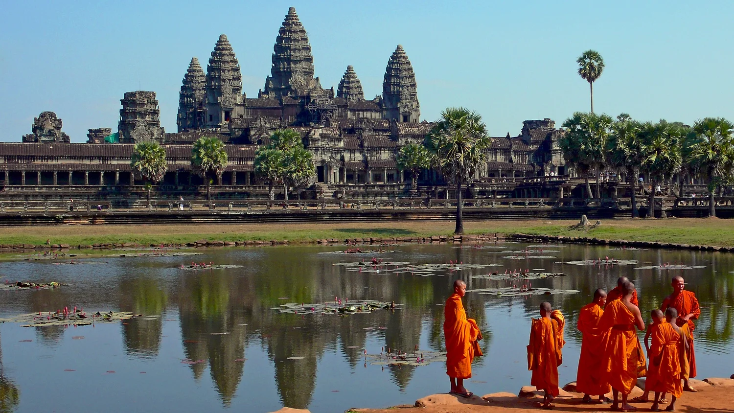 Buddhist_monks_in_front_of_the_Angkor_Wat.jpg