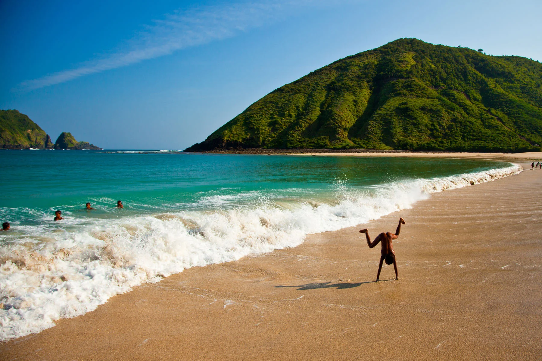 78_1lombok_indonesia_boy_play_beach_lovers_beach_3330.jpg
