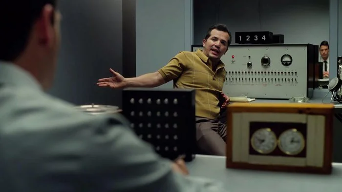 John Leguizamo undertaking the experiment