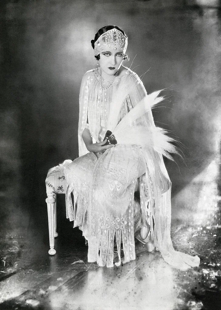 Gloria Swanson looking lovely/annoyed in 1921. 