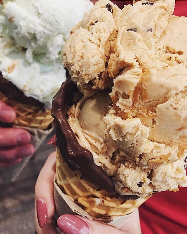 Key lime pie &amp; honey roasted peanut butter in chocolate dipped waffle cones for the win! 📷@mykatems