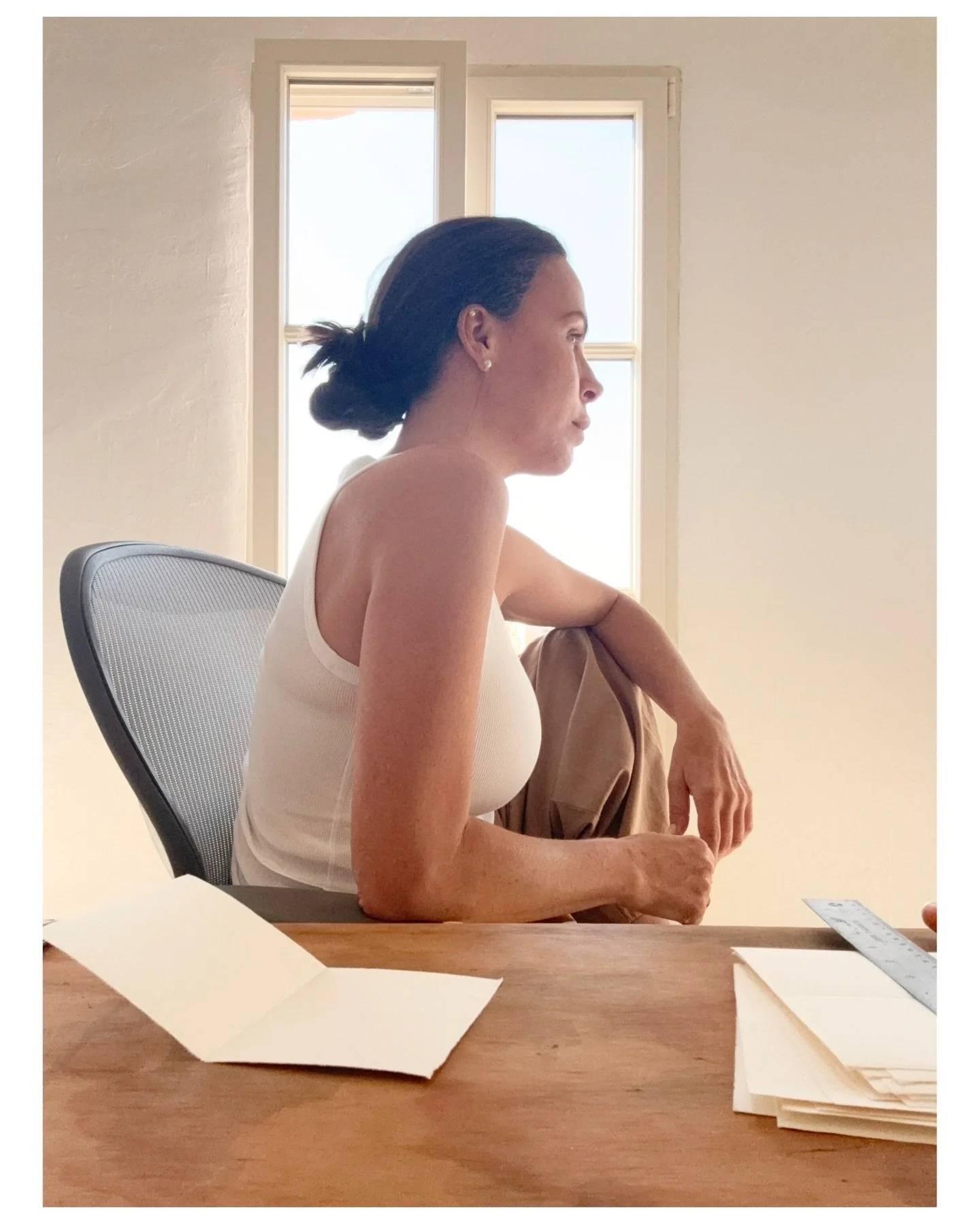I have so many things to share that I don&rsquo;t even know where to begin. But hello from my new studio on a sunny, windy day in the Balearic Islands&hellip; 
👋🏼🤍