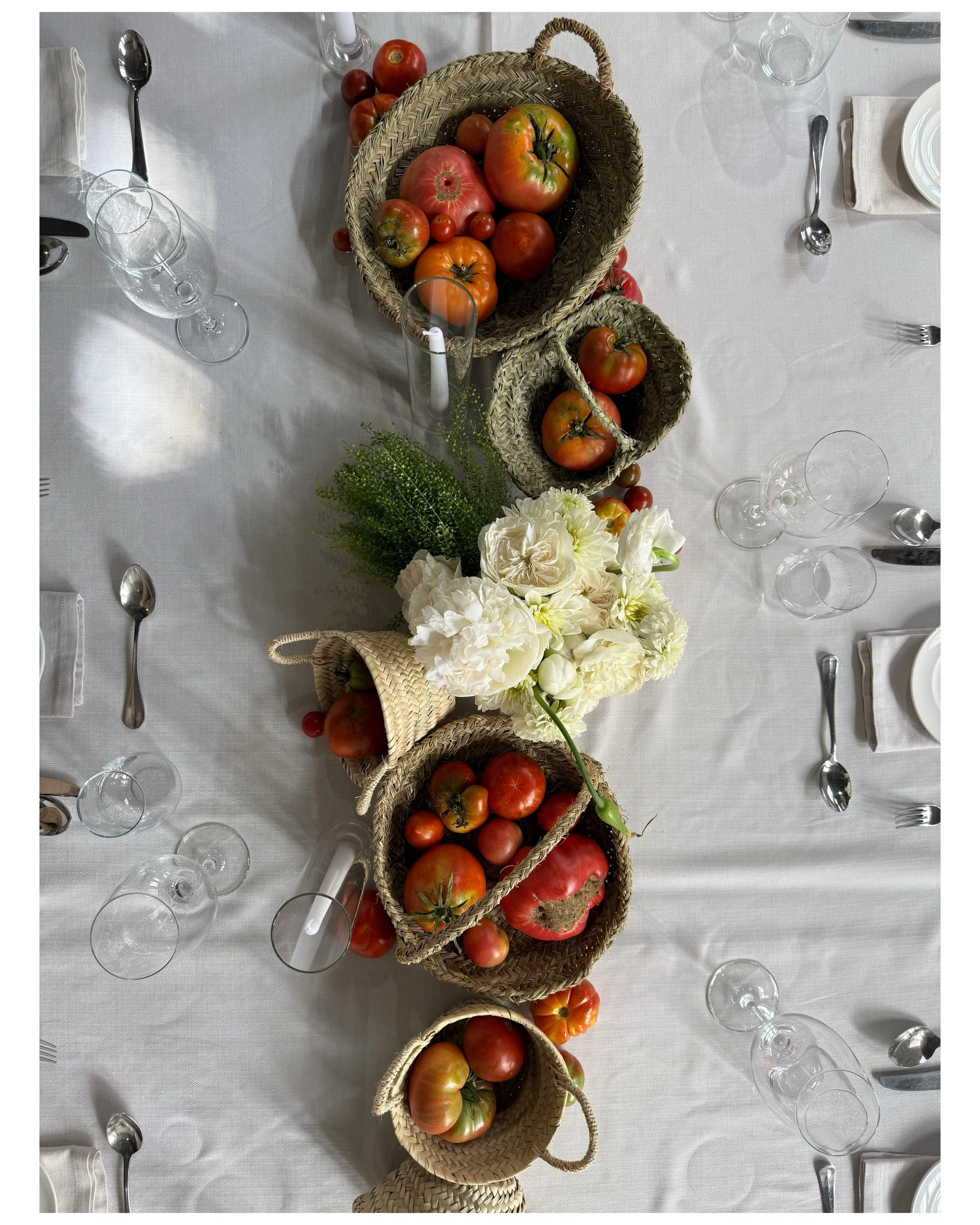 I had so much fun creating this tomato table for a special event at the F&aacute;brica Codina. In my 20s I worked doing tabletop prop styling in NYC, and I enjoyed reconnecting with that type of work. The spectacular flowers are from @2many_flowers, 