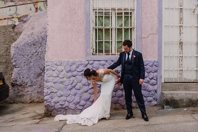 Date una vuelta por Valpo con nosotros 🤘🏻💥&iquest;Para qu&eacute; son las fotos si no para viajar en el tiempo y por lugares maravillosos?
.
.
.
#valparaiso #valpo #chile #matrimonios #fotografodebodas #fotografoschile #fotografodematrimonios #ten