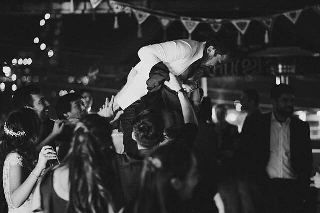 Levante la mano qui&eacute;n tiene ganas de andar de fiesta ya mismo. 🙌🏻💥
.
.
.
#matrimonio #fotografiadematrimonios #bodaschile #fotografo #fotografiadematrimonios #fotografodebodas #valparaiso #chilegram #valpo #vestidosdenovia #novios #bodas202