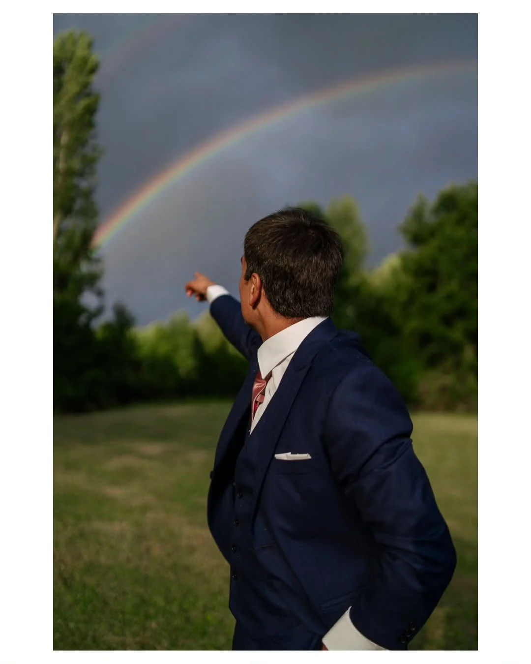 Ser afortunado es que justo el d&iacute;a de la boda aparezca un arco&iacute;ris as&iacute; de hermoso.

👰🏻&zwj;♀️🤵🏻&zwj;♂️
@romiyev  @ignacioadriazola_ 🙌🏽🌈

Casarse en el sur es eso:
disfrutar el entorno y estar abierto a momentos como este.