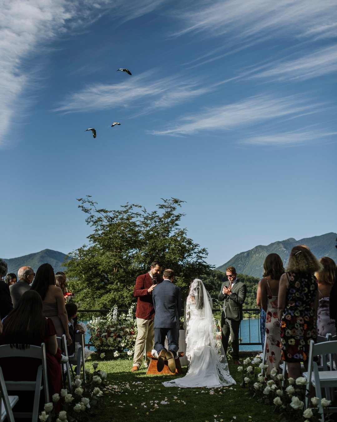 Un matri en la naturaleza, sin poses ni guiones. Solo ustedes, su gente y el momento. 
Risas, abrazos y pura felicidad, con el lago y las monta&ntilde;as de testigos. As&iacute; se siente un d&iacute;a bien vivido.
.
.
🌿 @hotelantumalal 

#BodaAlAir