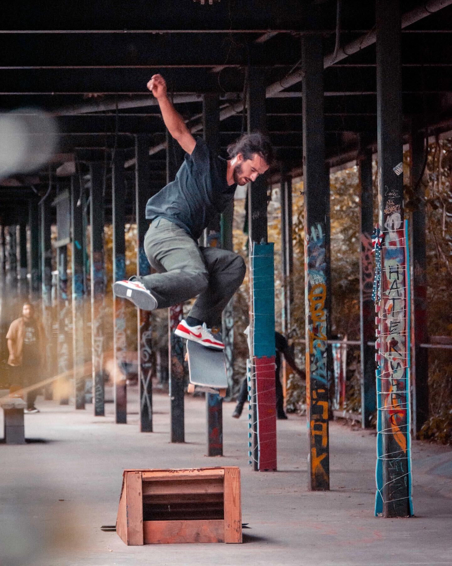 It&rsquo;s been years since I&rsquo;ve gotten to see @antoniodurao skate in person, but it is always a pleasure. Dude constantly kills everything, and his pop is insane. Glad I got to capture some shots while he was at the Range #skatediy
.
.
.
I lov