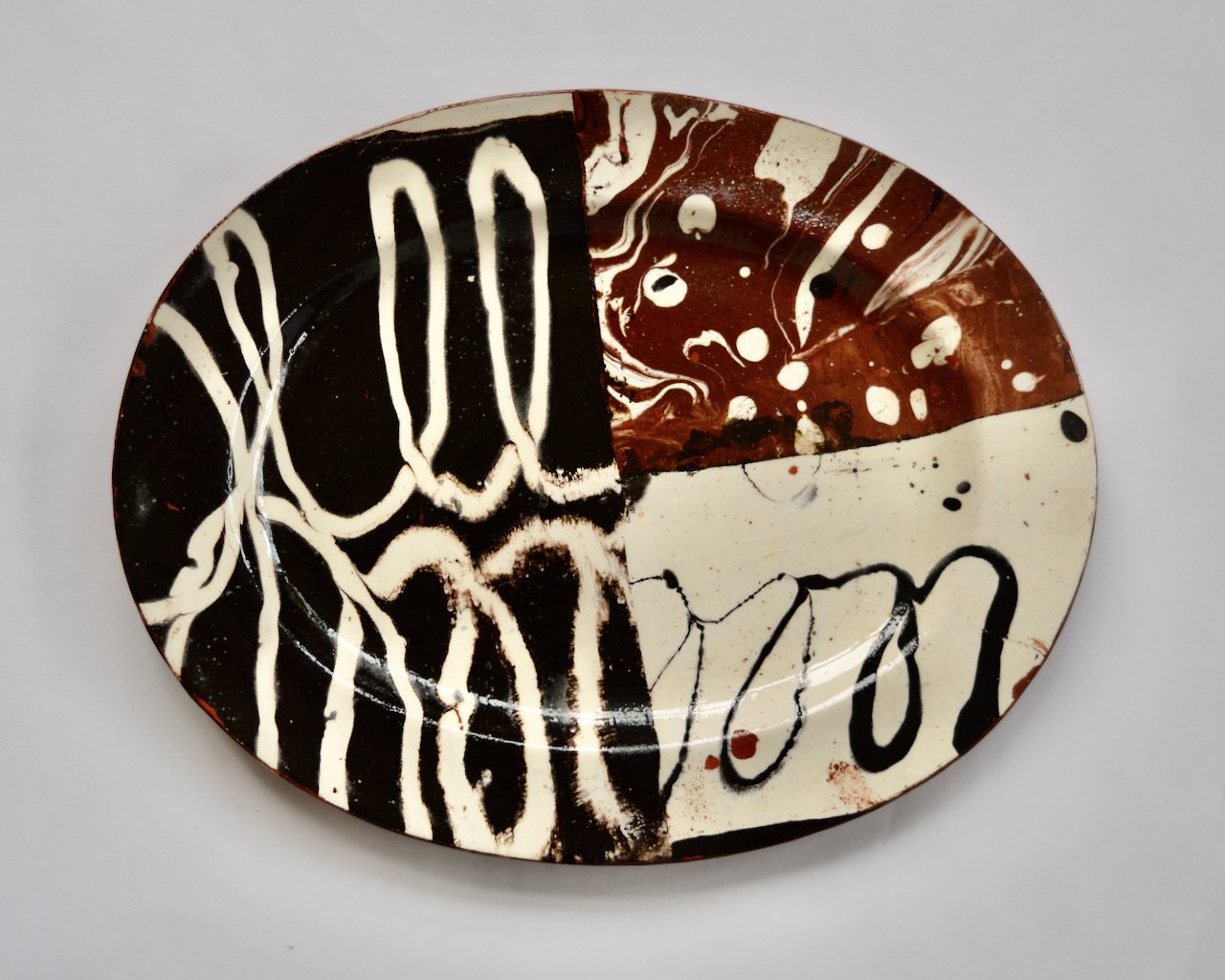 Oval slipware plate (2018) diam. 36 cm