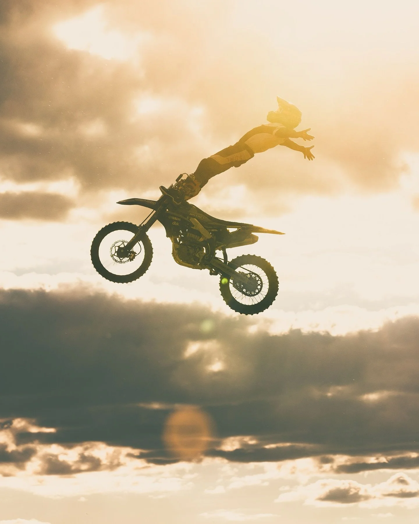 another electric new england summer ⚡️🔥

enjoy a few of my favorites from the Wilson Compound. east coast moto is absolute heat 

#newengland #actionsportsphotography #canon #canonr5c #femalephotographer #moto #freestylemotocross #eastcoast #sunset 