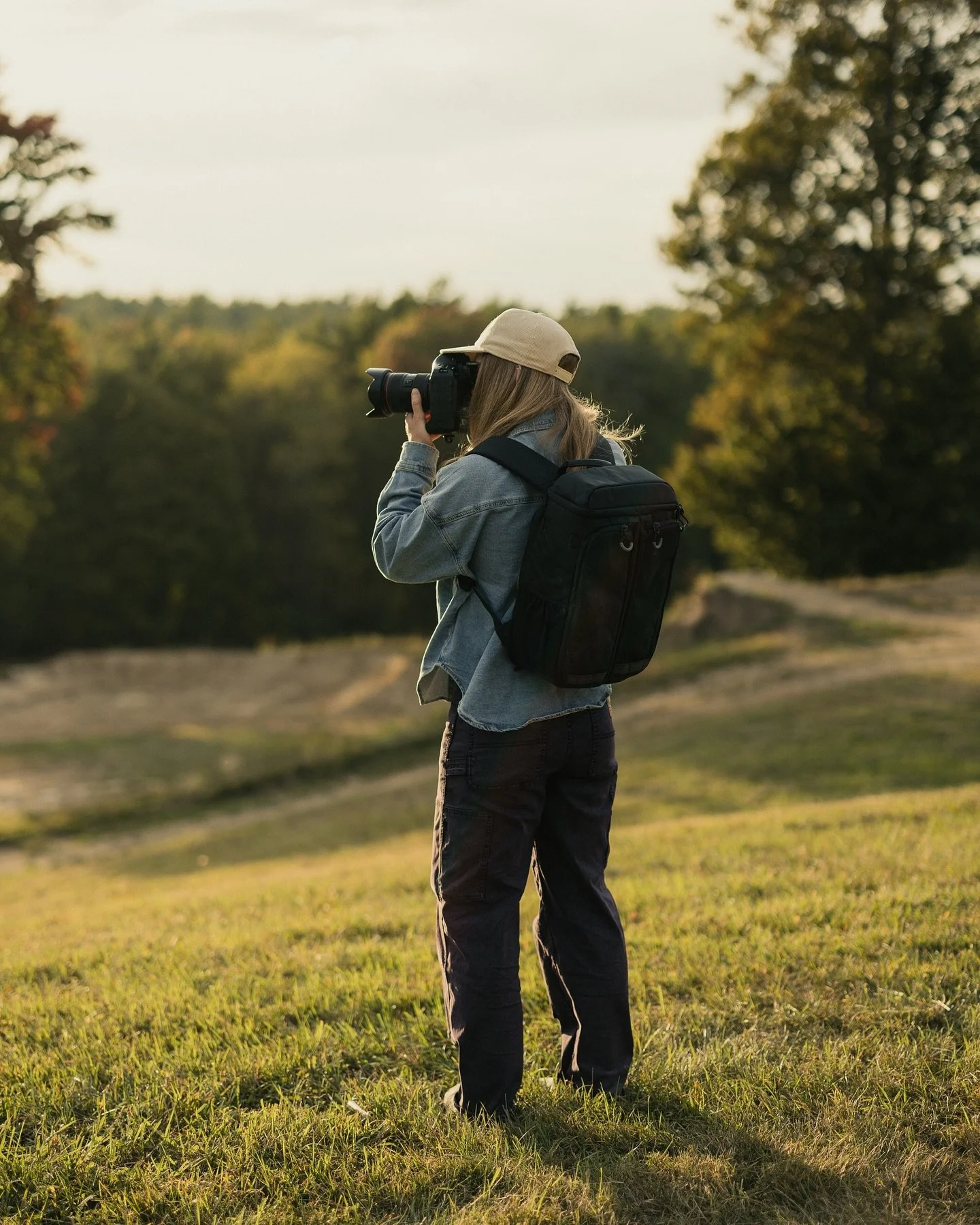 Shooters shoot ⚡️ 📸

 Thank you @gura.gear for keeping me kitted. 

🎒 Kiboko City Classic Mini 12L+ 

#guragear #femalephotographer #actionsports #newengland #canon #r5c #sunset #goldenhour #ripton