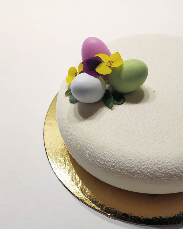 Not the best pic, but nonetheless. My take on an Easter cake: Lime foam, mango, caramel and almonds 🐣🐰🥚
#dessert #pastry #cake #foodporn #foodlover #patisserie #pastrylife #easter #instayum #callebautinspiremedk #beautifulcuisine #f52grams #feedfe
