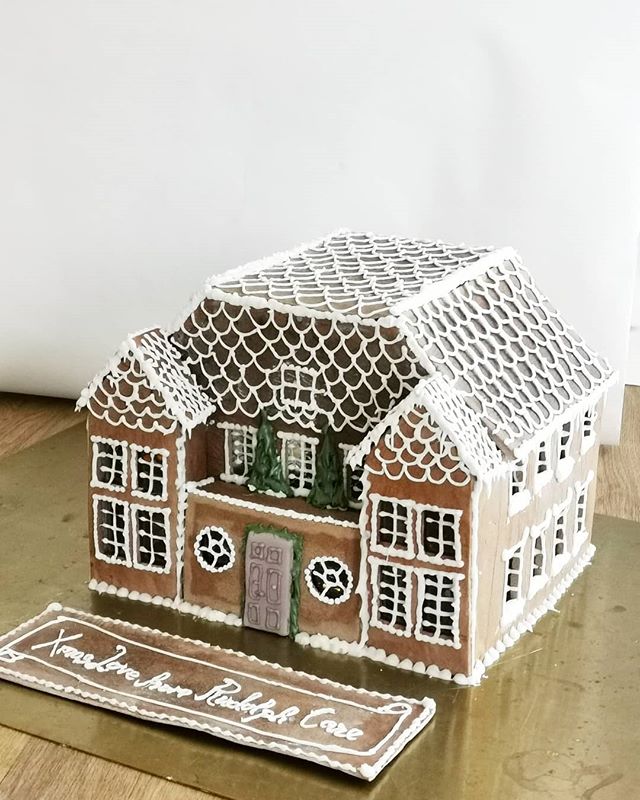 I was incredibly lucky to be able to work with the nicest team in the world at @rudolphcare and make their beautiful office into a gingerbread house for their magical Christmas bingo ❄️🎄 such a fun job!
-
#rudolphcare #gingerbreadhouse #jul #honning