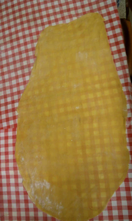 The sheets of pasta must dry for at least an hour before cutting them into tagliatelle. They are thin enough to be translucent. 