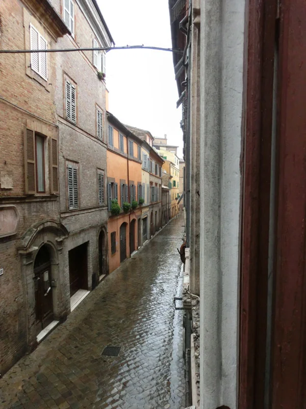 Via Crescimbeni in the rain