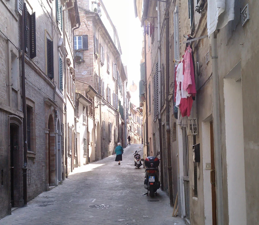 DonnaInStrada.jpg