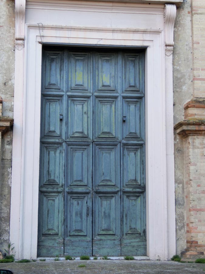Walking around, you see many beautiful doors around Macerata. 