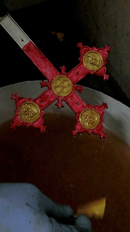 After ten seconds in the bath, the exposed areas have already turned gold. 
