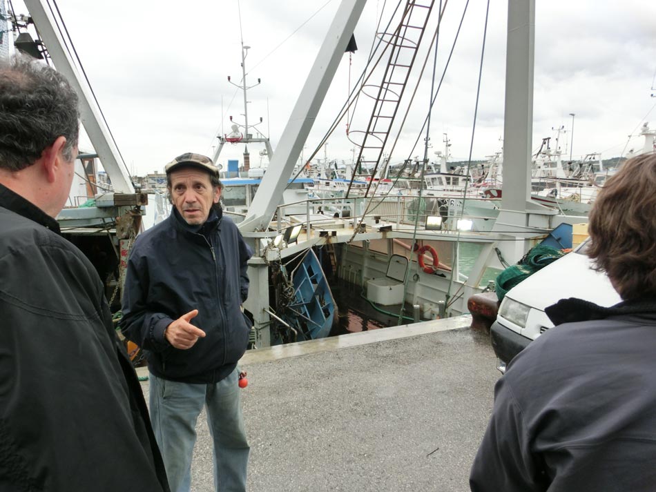 Talking with the owner of a fishing boat at Civitanova's port.