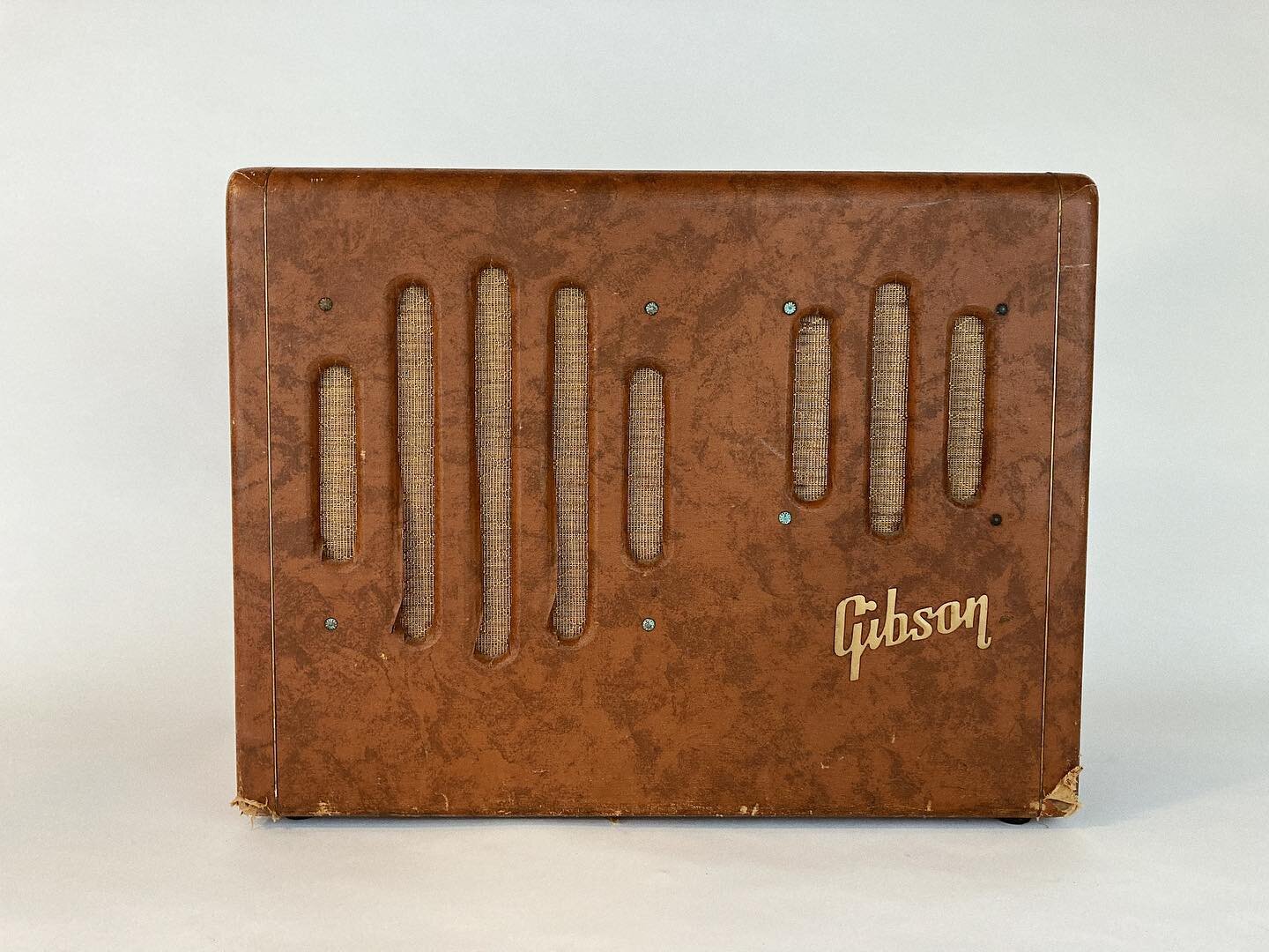 This is a &asymp;1950 Gibson GA-50T. According to an old seller&rsquo;s listing online, it was the top of the line Gibson at the time, and it featured their &ldquo;new&rdquo;brown vinyl covering (that was mostly used on their guitar cases). Simply pu