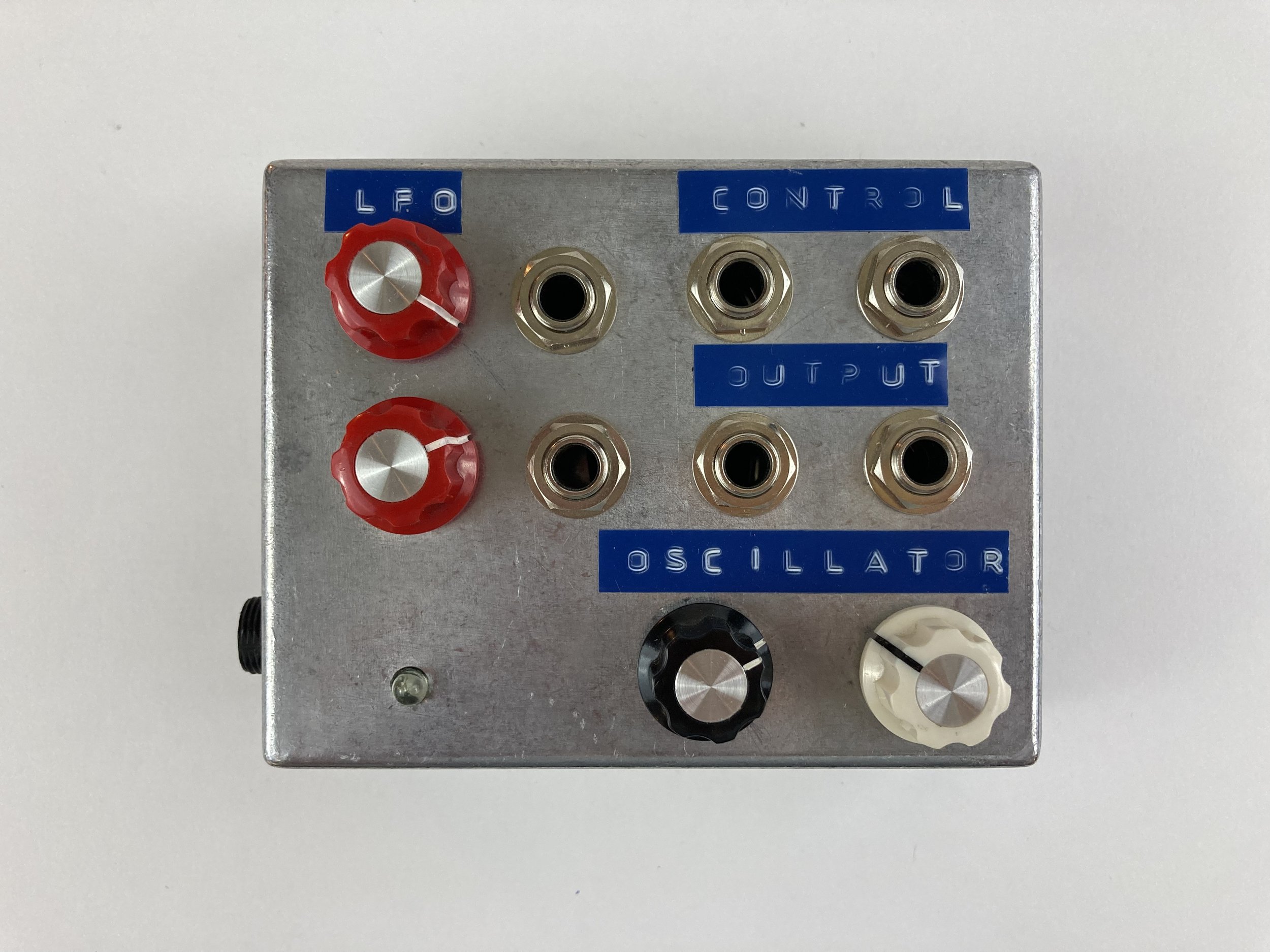 CMOS oscillator