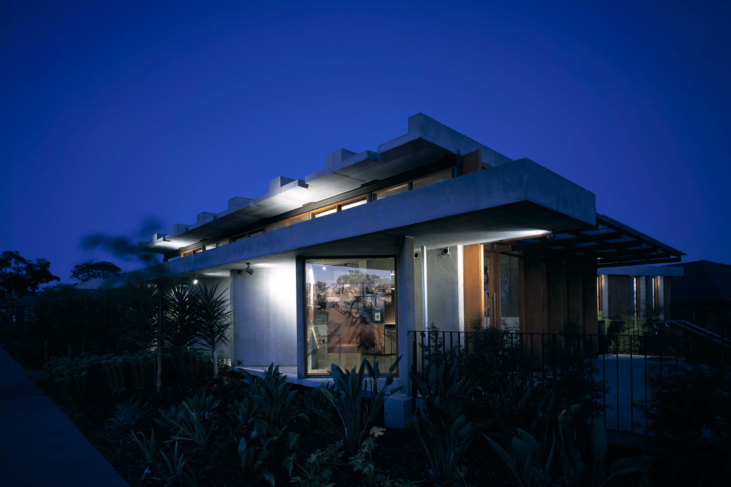Precast concrete Visitor Information Centre inspired by Utzon's unrealised Bayview Houses at Palm Beach