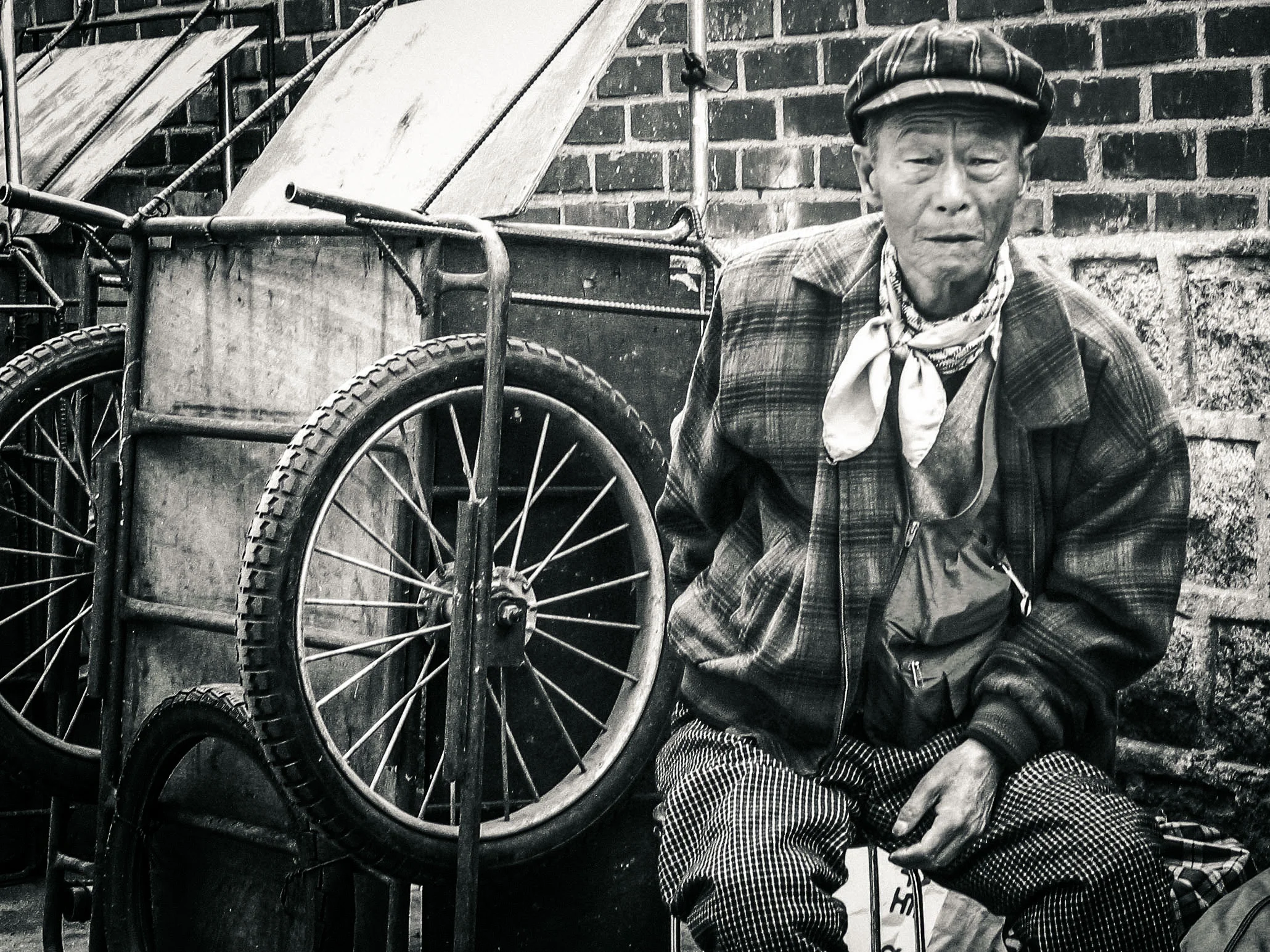 Elder man in Jongno-gu alleys, Seoul, South Korea, 2006