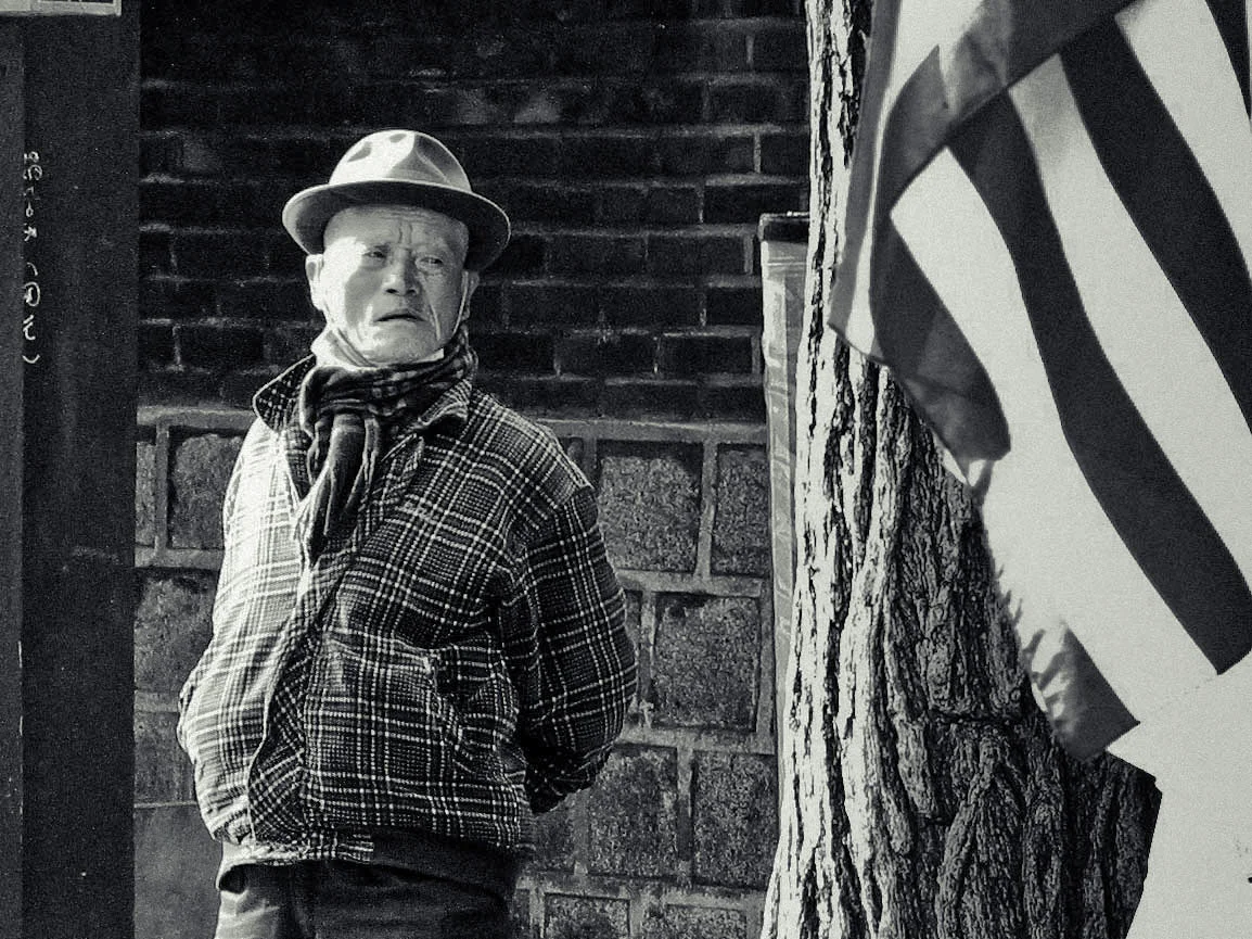 Elder man in the streets of Jongno-gu, Seoul, South Korea, 2006