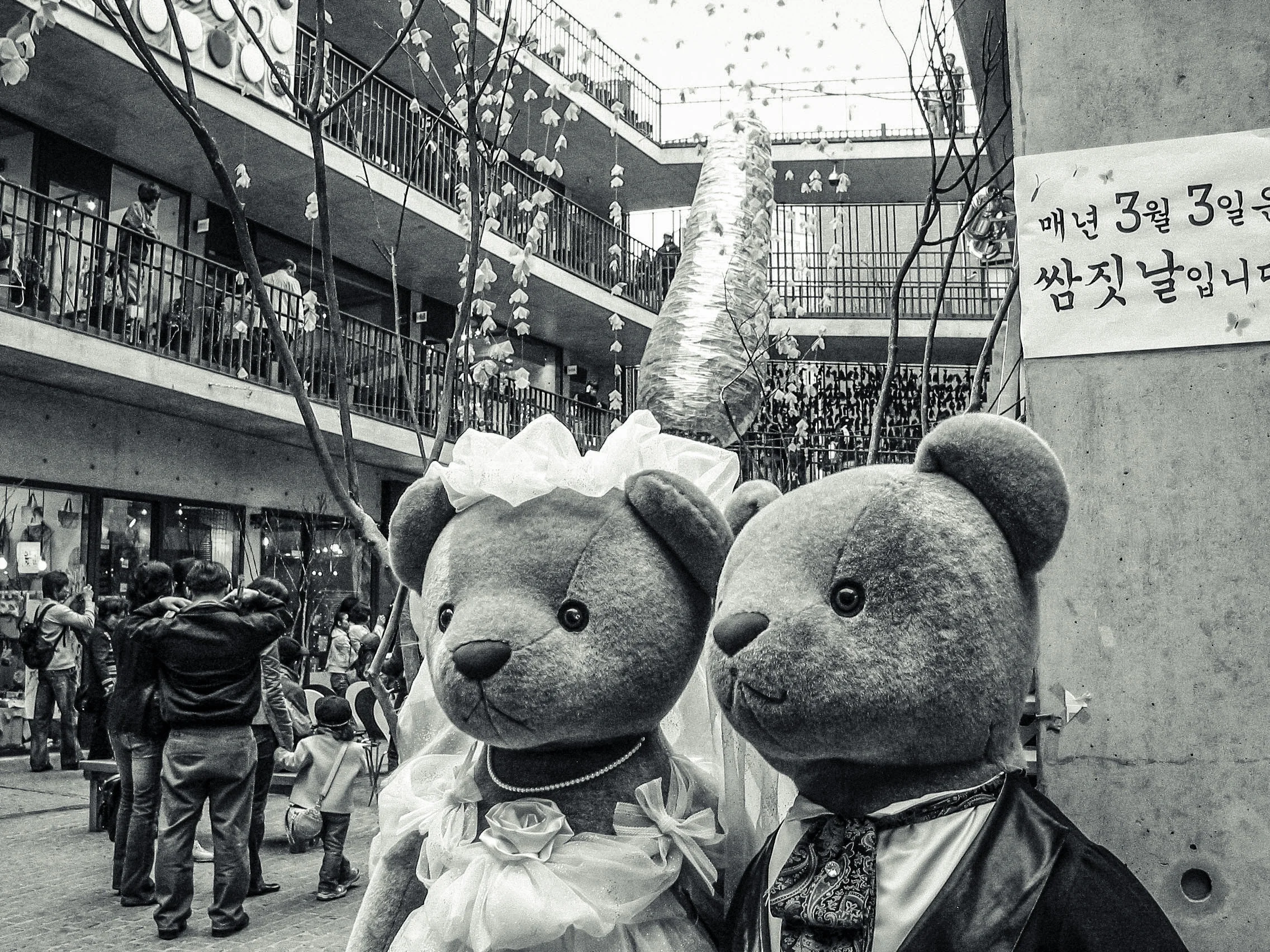 Teddy bear couple, Insadong, Seoul, South Korea, 2006