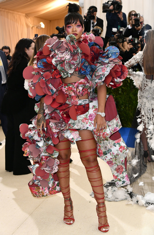 Rihanna in Comme des Garçons. One of the few who wore the label of the honour! RiRi could wear a bed sheet and somehow pull it off. I love that she is never afraid to experiment on the red carpet, and BIG looks are something we've come to expect from her.