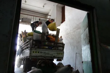 Tengri_loading_delivery_truck.jpg
