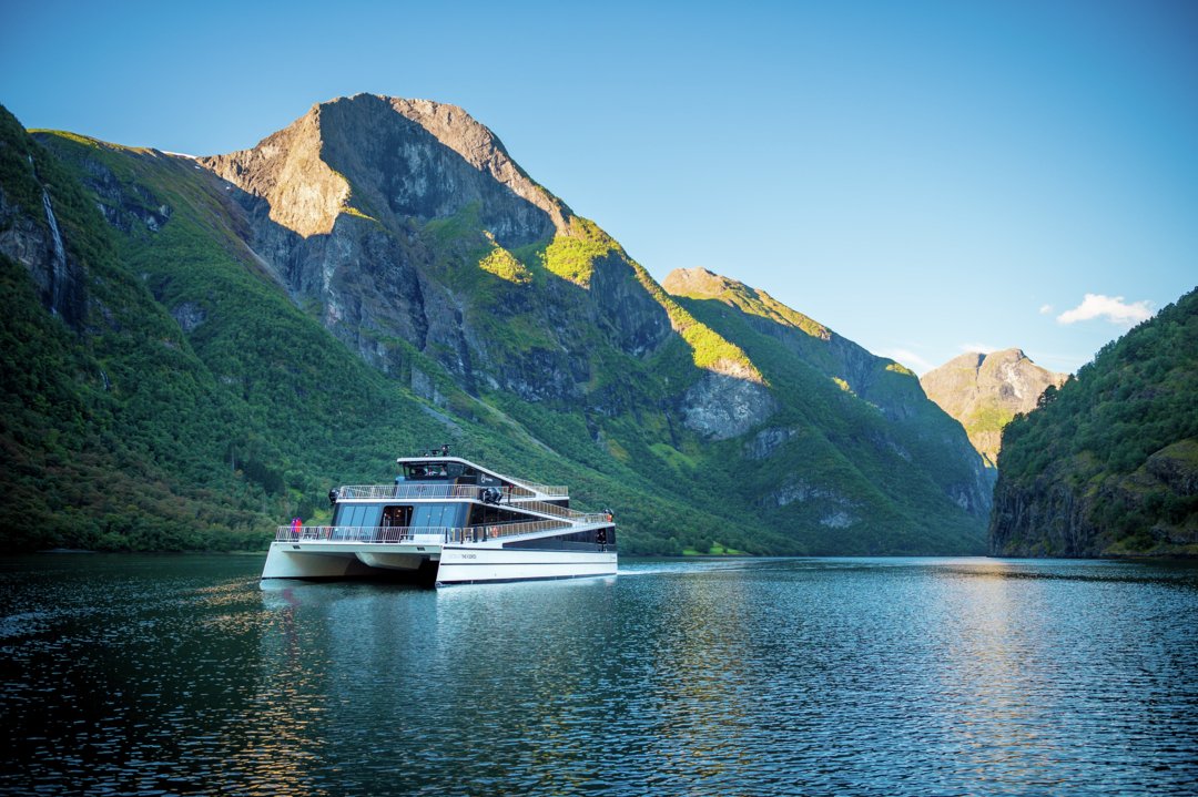Fjord_cruise_Naroyfjorden_fl17220_1080_Foto_Sverre_Hjornevik.jpg