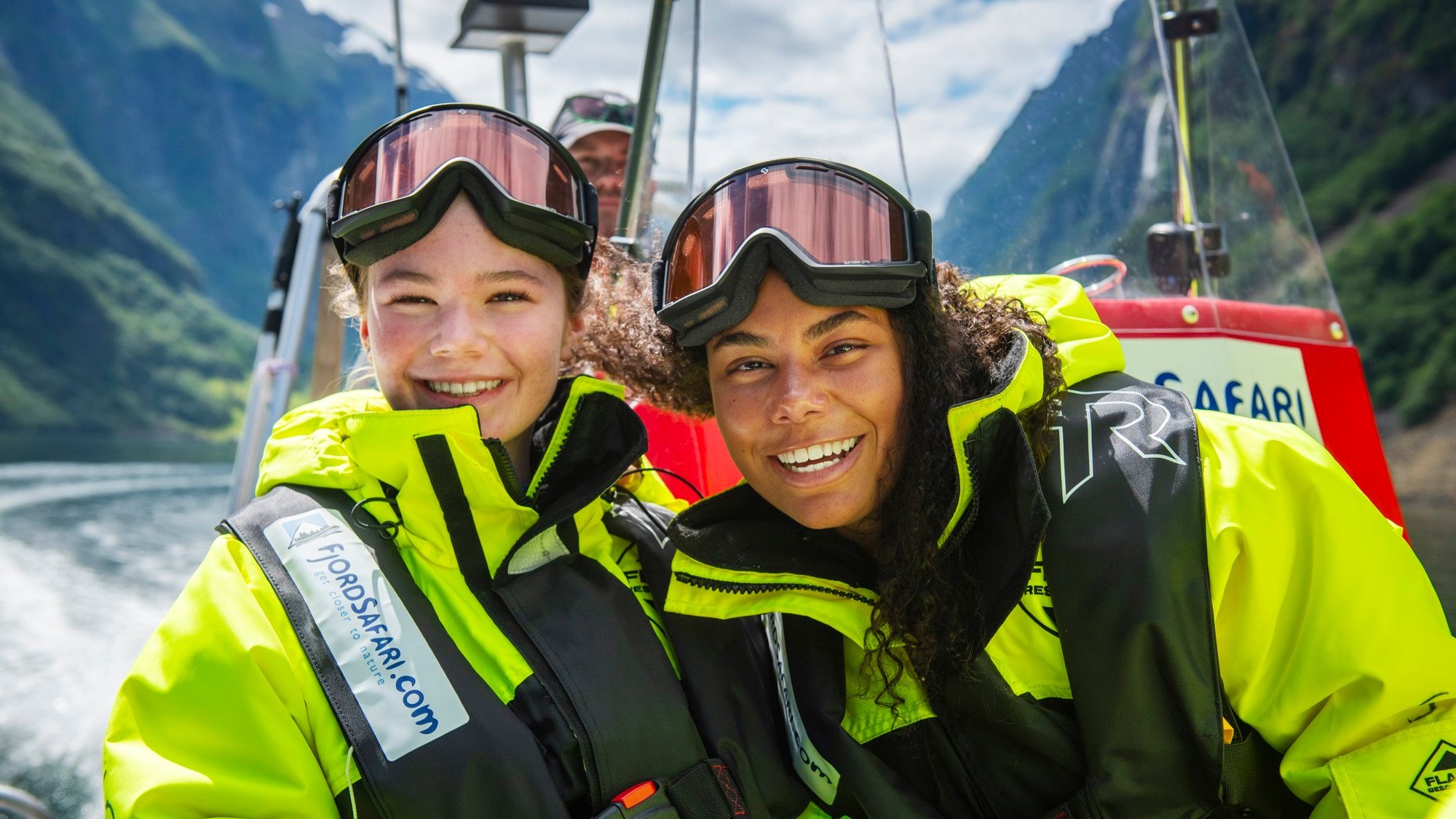 Gjester som smiler og nyter en sommerfjordsafaritur på en båttur i Aurland, Norge.