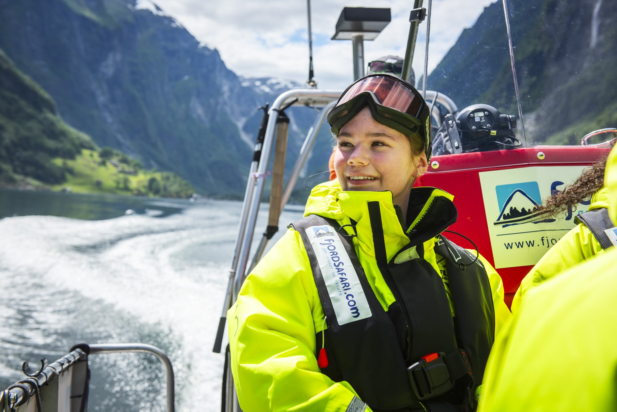Ung jente nyter utsikten på en Fordsafari-tur.