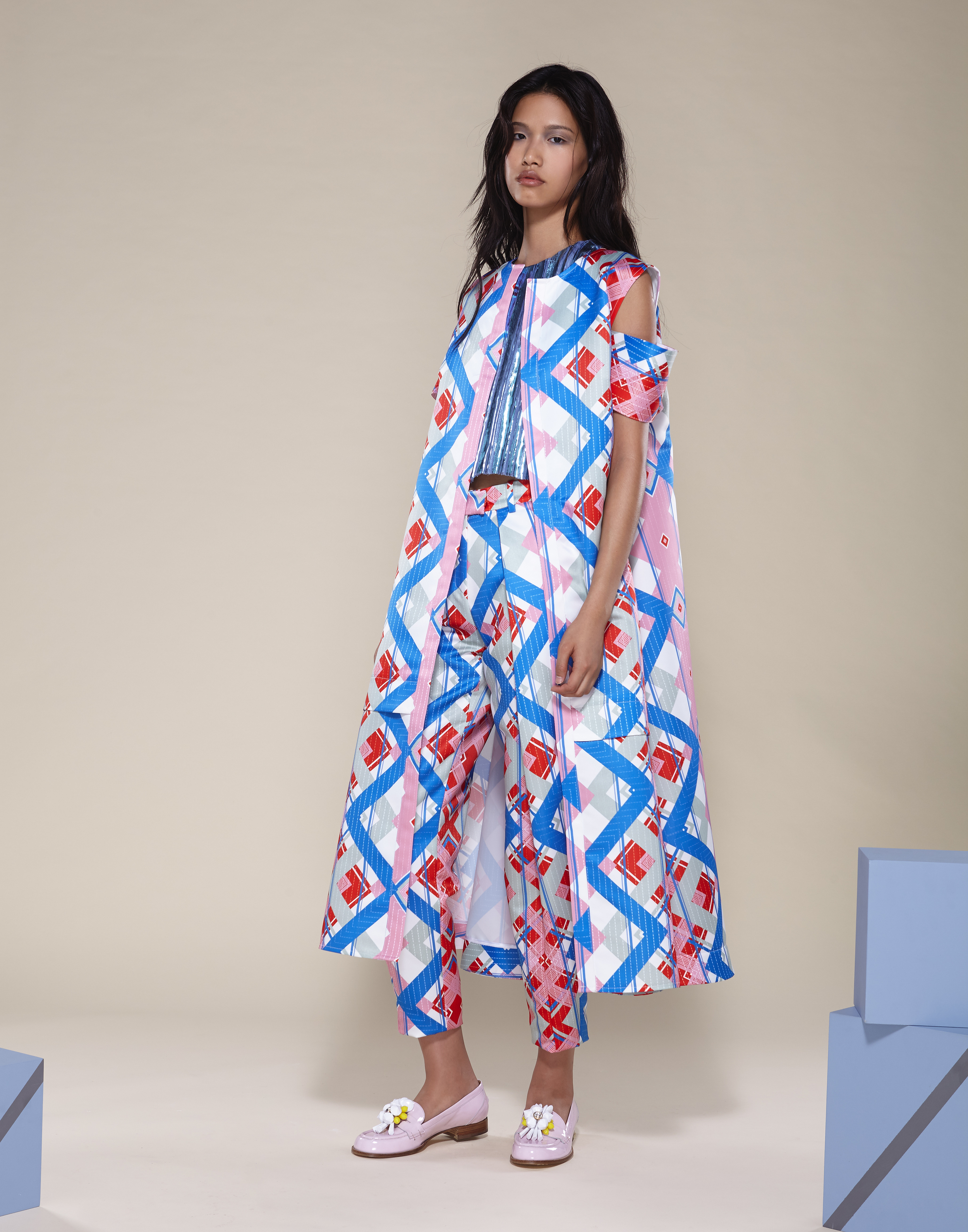 TOP SLEEVELESS PLEATED METALLIC TOP GEOMETRIC PRINT IN DUCHESS LONG VEST WITH CROPPED SLEEVES AND PANT.