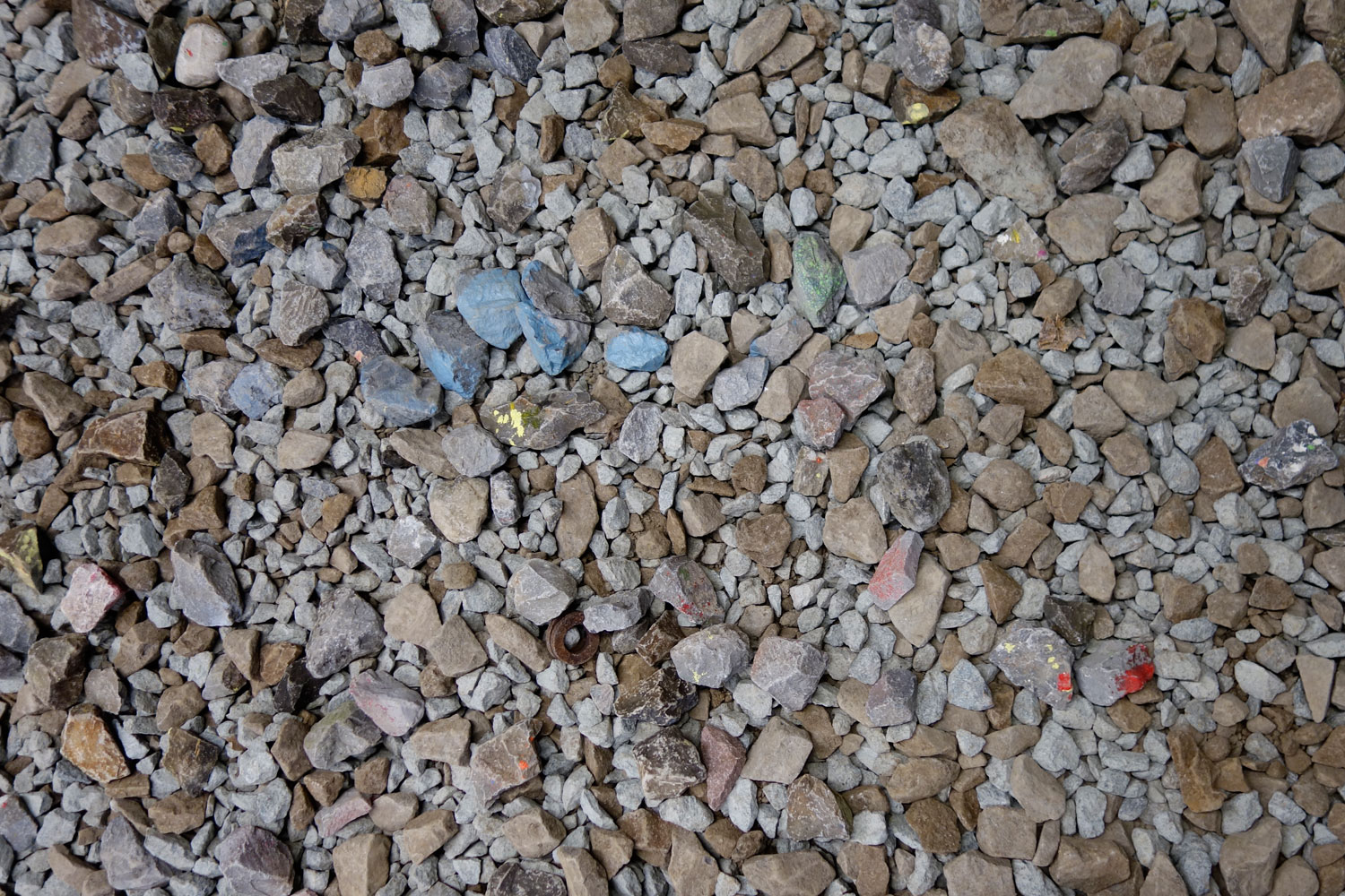 Aerosol stains on crushed stone