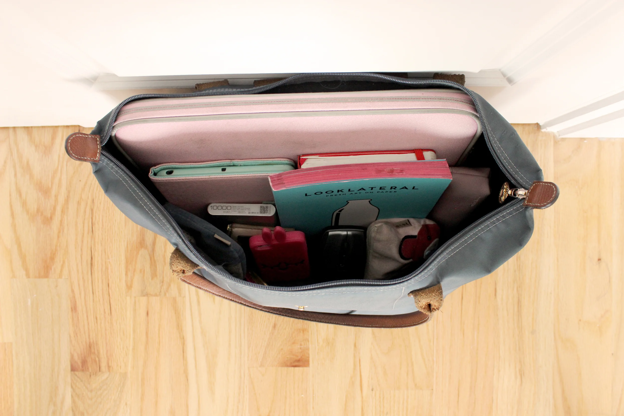 Inside look into my carry-on tote ( Longchamp )