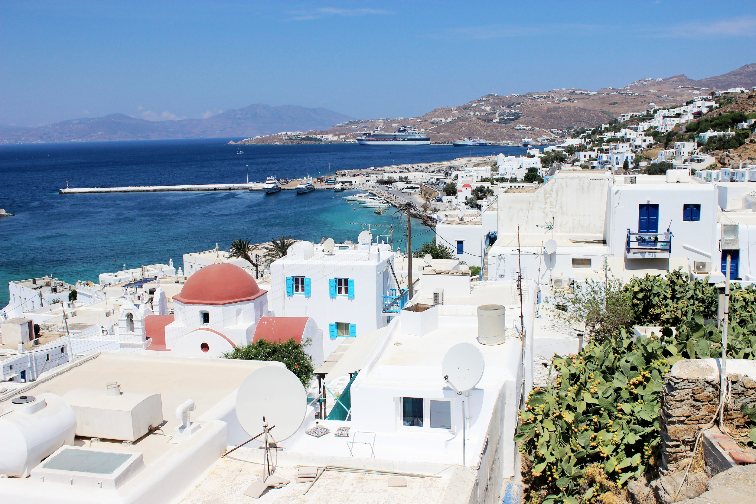 Overview of Mykonos Town, which has many excellent restaurants