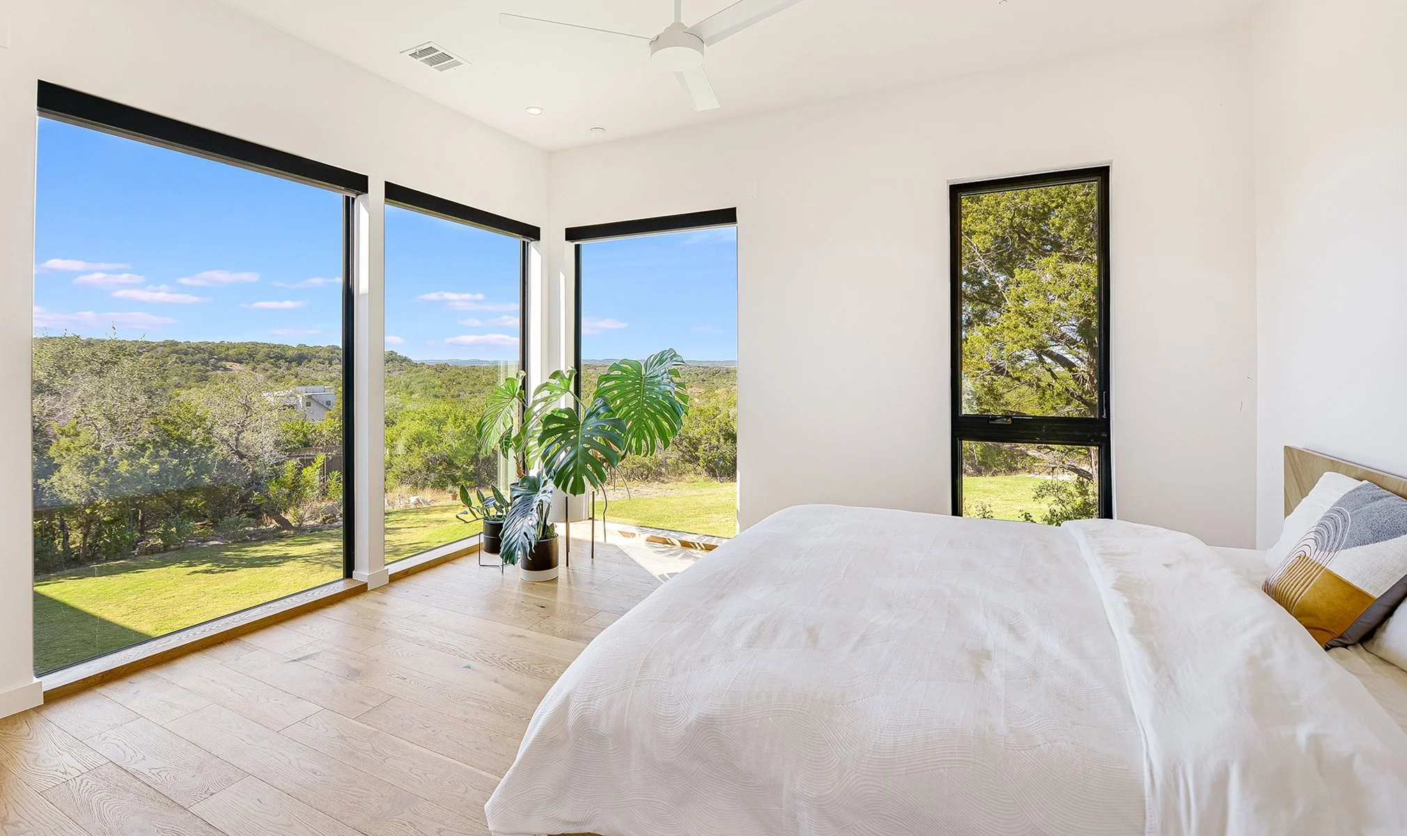 016_Main Bedroom.jpg