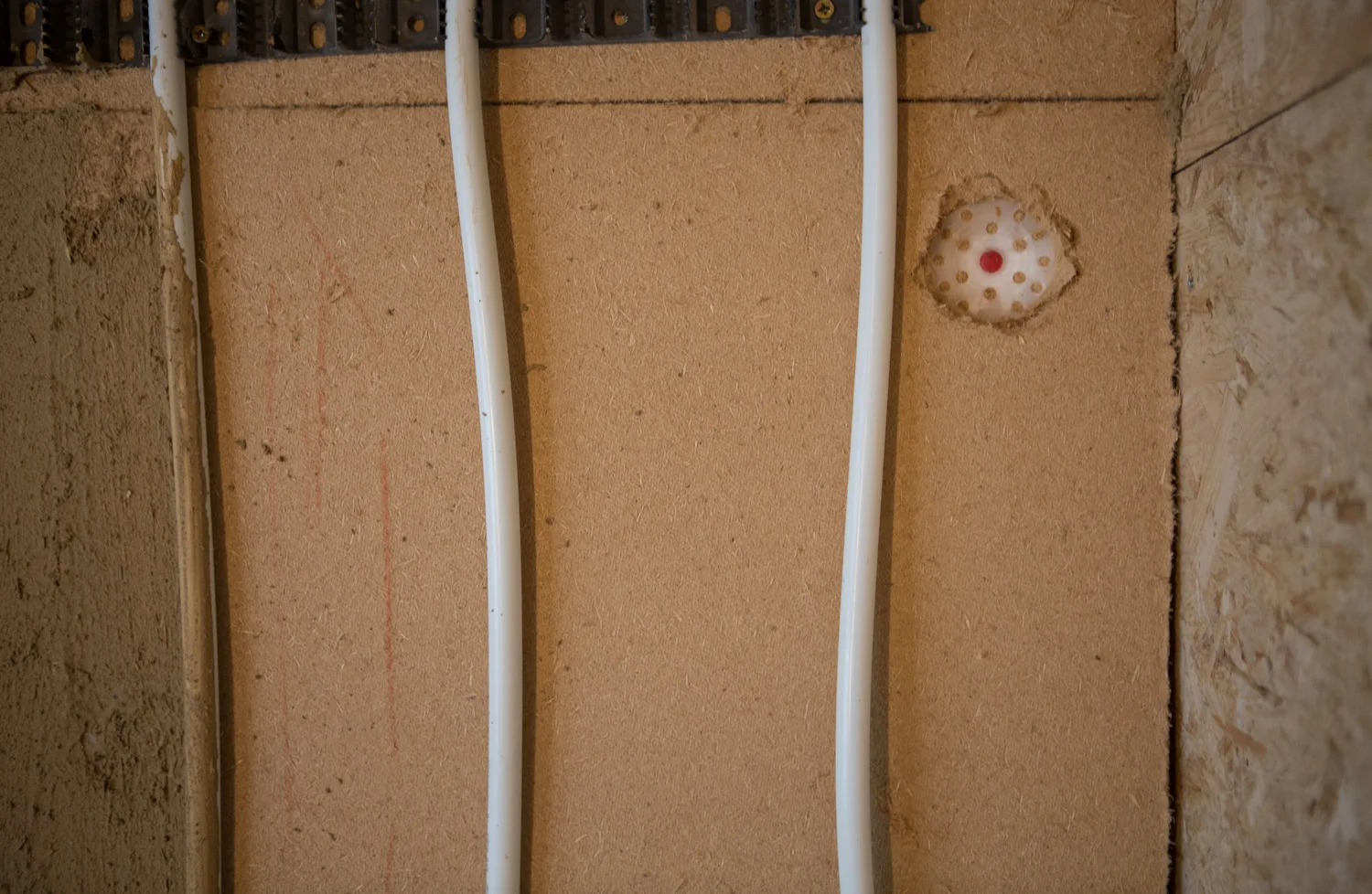 Muurverwarming kan in combinatie met leem of kalkpleister geplaatst worden. Een van de eigenschappen van leem is de zogenaamde 'thermische traagheid'. Dat wil zeggen dat leem van nature in staat is om warmte op te slaan of bufferen. Deze warmte wordt dan, eens opgebouwd, traag afgegeven waardoor er geen plotse temperatuurschommelingen voorkomen.
Om te voorkomen dat de warmte van de buizen in de (buiten)muur trekt, wordt een binnenisolatie met bv houtwolplaten aanbevolen.