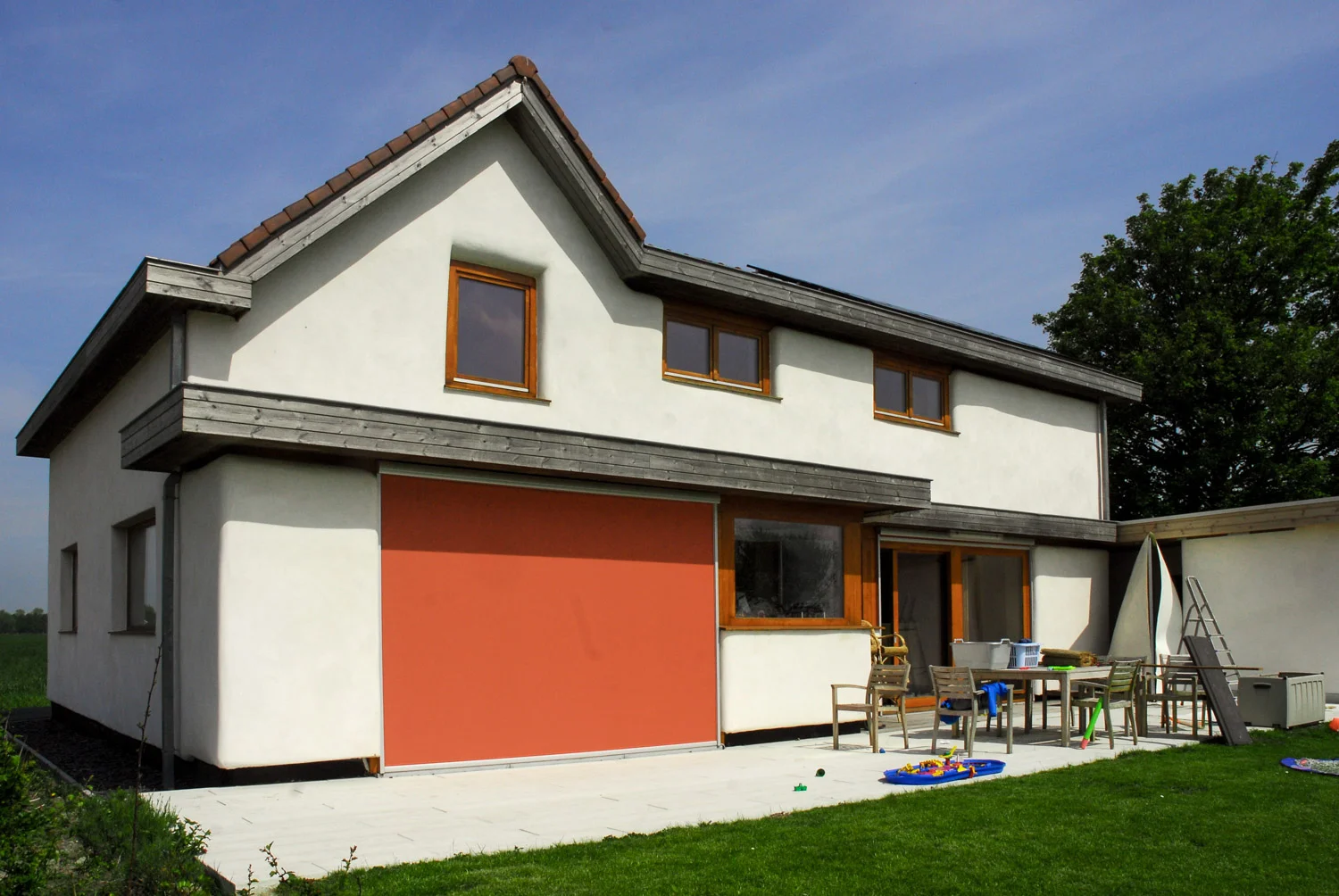 Strobalen huis bezet met kalkpleister