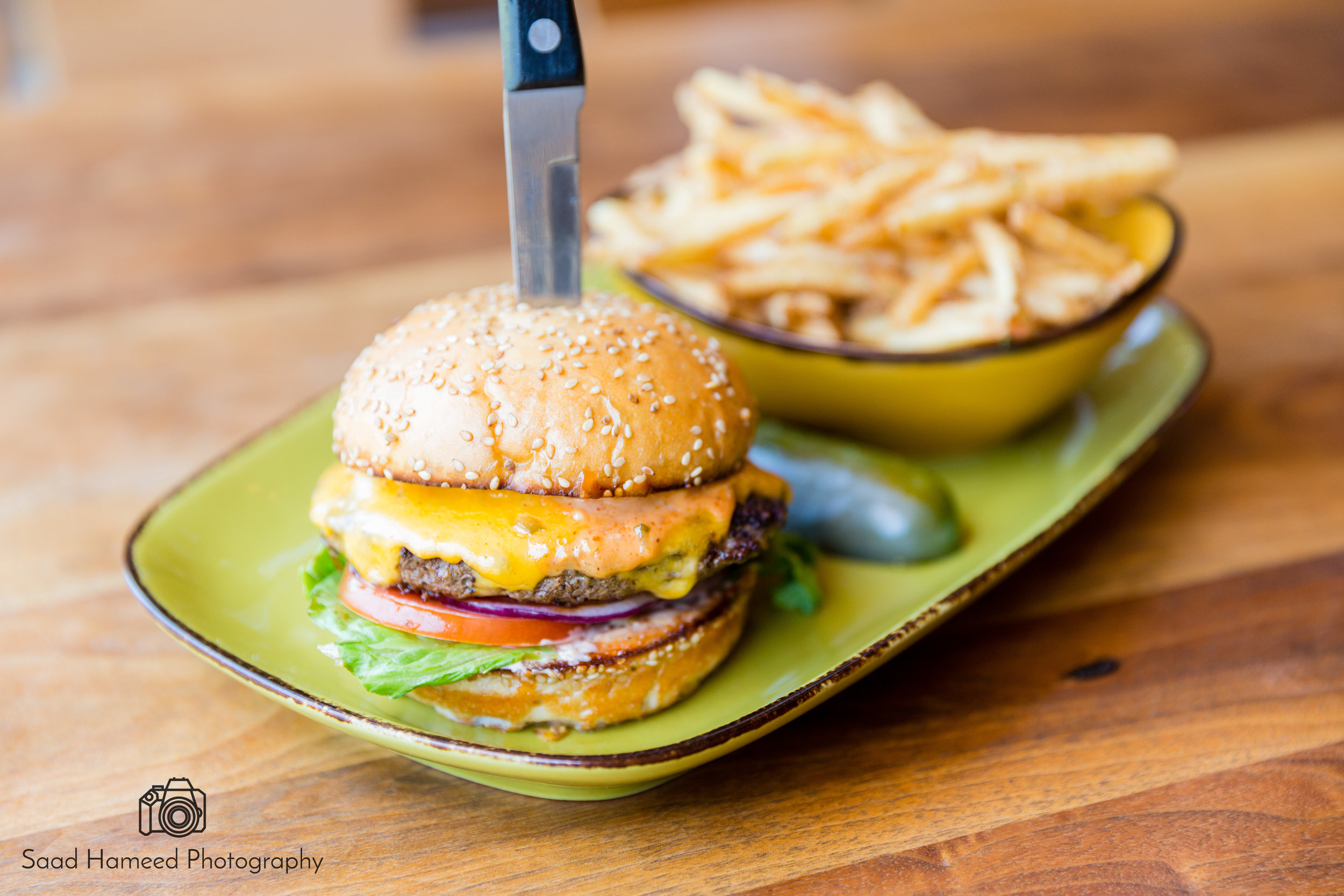 JimmysFamousAmericanTavern_Lunch-BurgersAndSandwiches_FamousCheeseburger_2-Edit.jpg