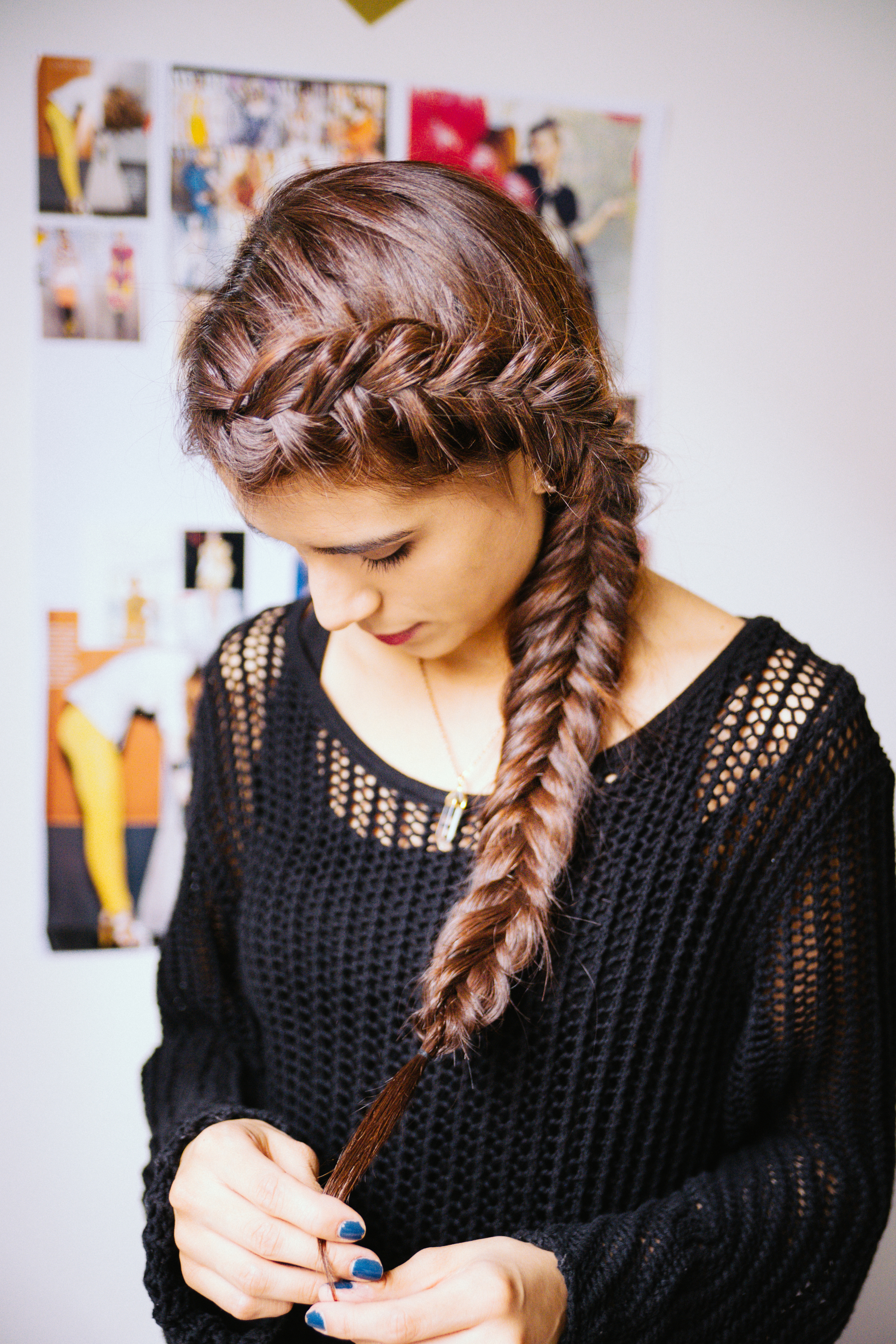 Recomendaciones: - Aplicar una crema o producto (antes de empezar a hacer la trenza) que desenrede el pelo para que sea más fácil y no terminen con un nido en la cabeza. - Abrirla mucho al final para que se vea con más volumen y NO pegada a la cabeza. - Al final aplicar un poco de fijador en spray para que dure más de lo que esperan :) LOVE, ANNIE. <3