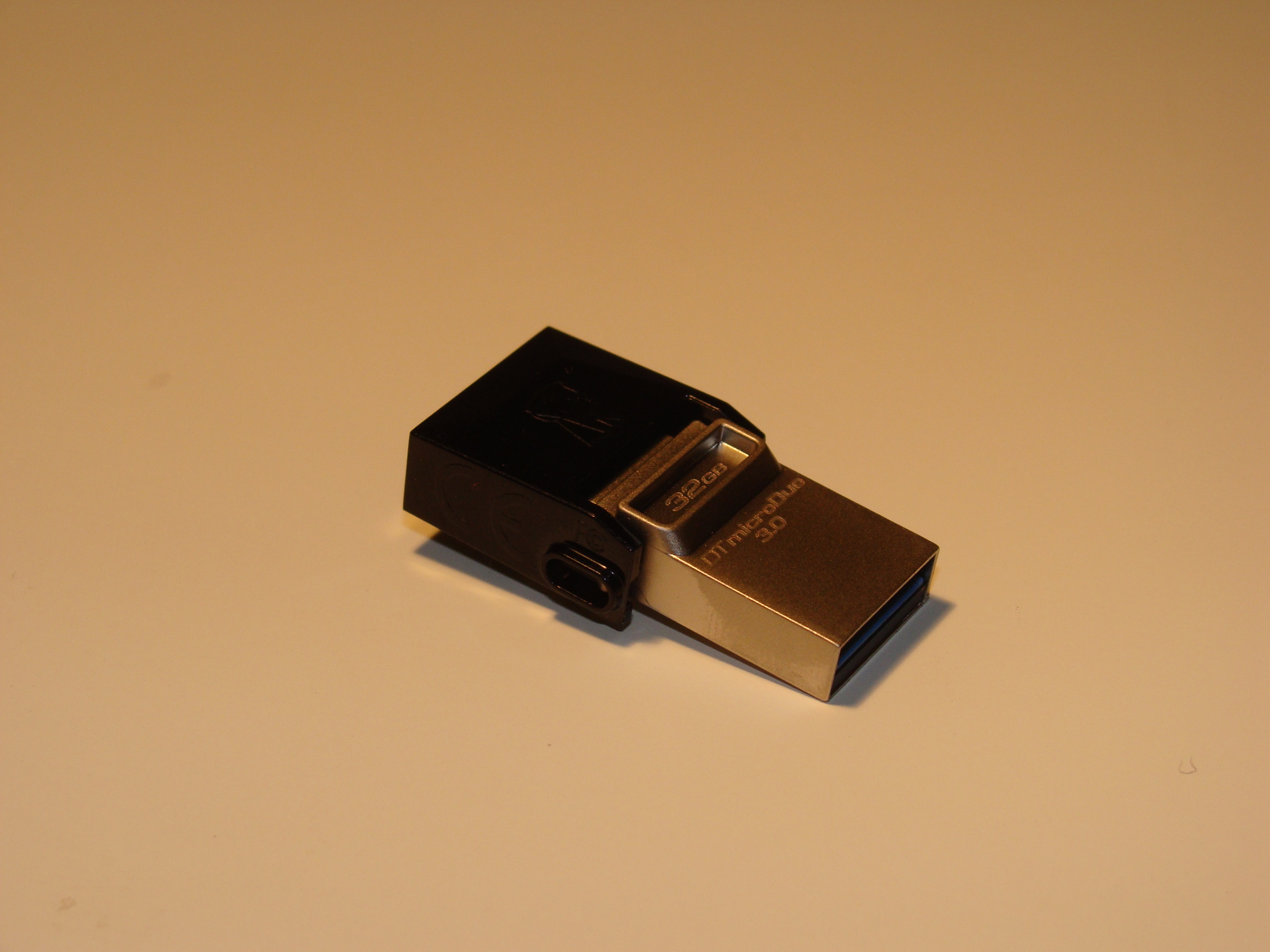  On one end is a standard full sized USB connector 