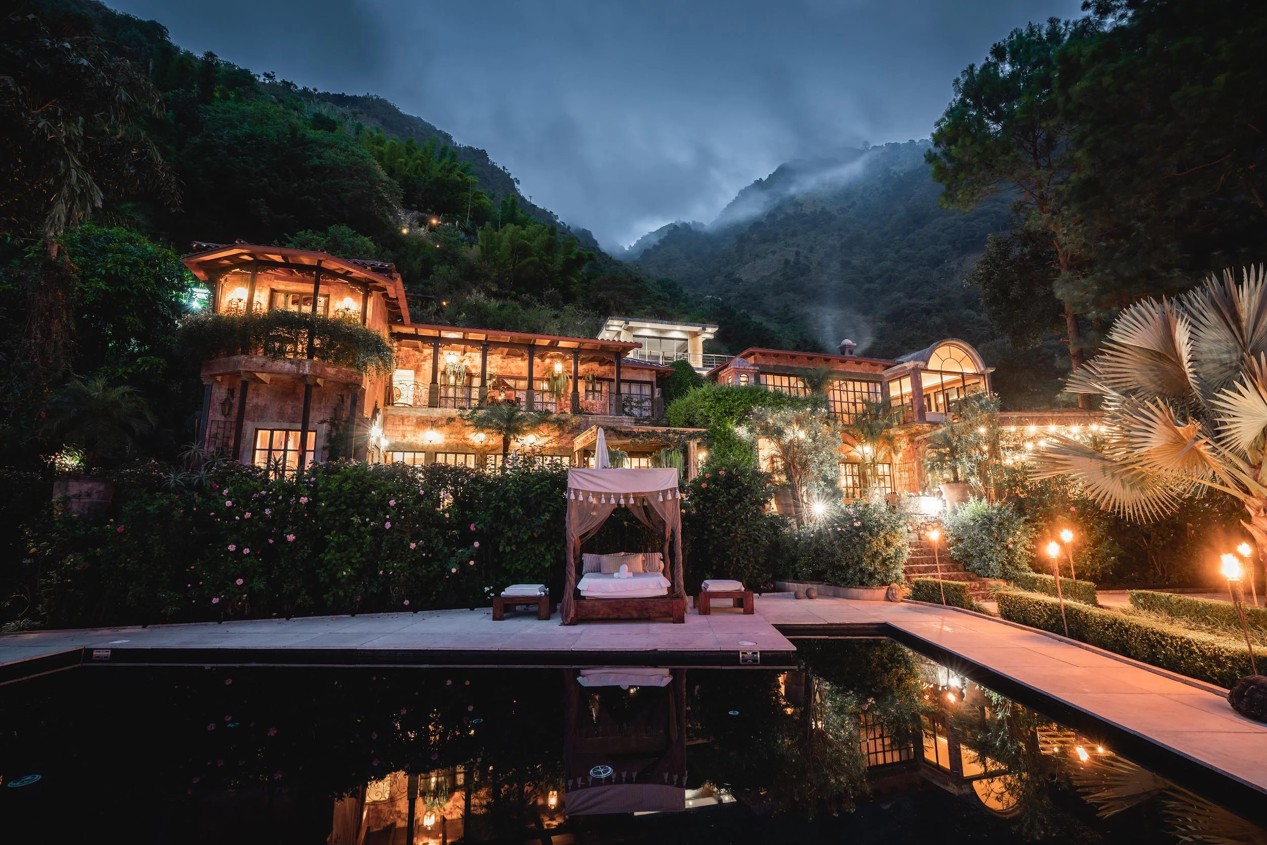 casaprana-hotel-night.jpeg