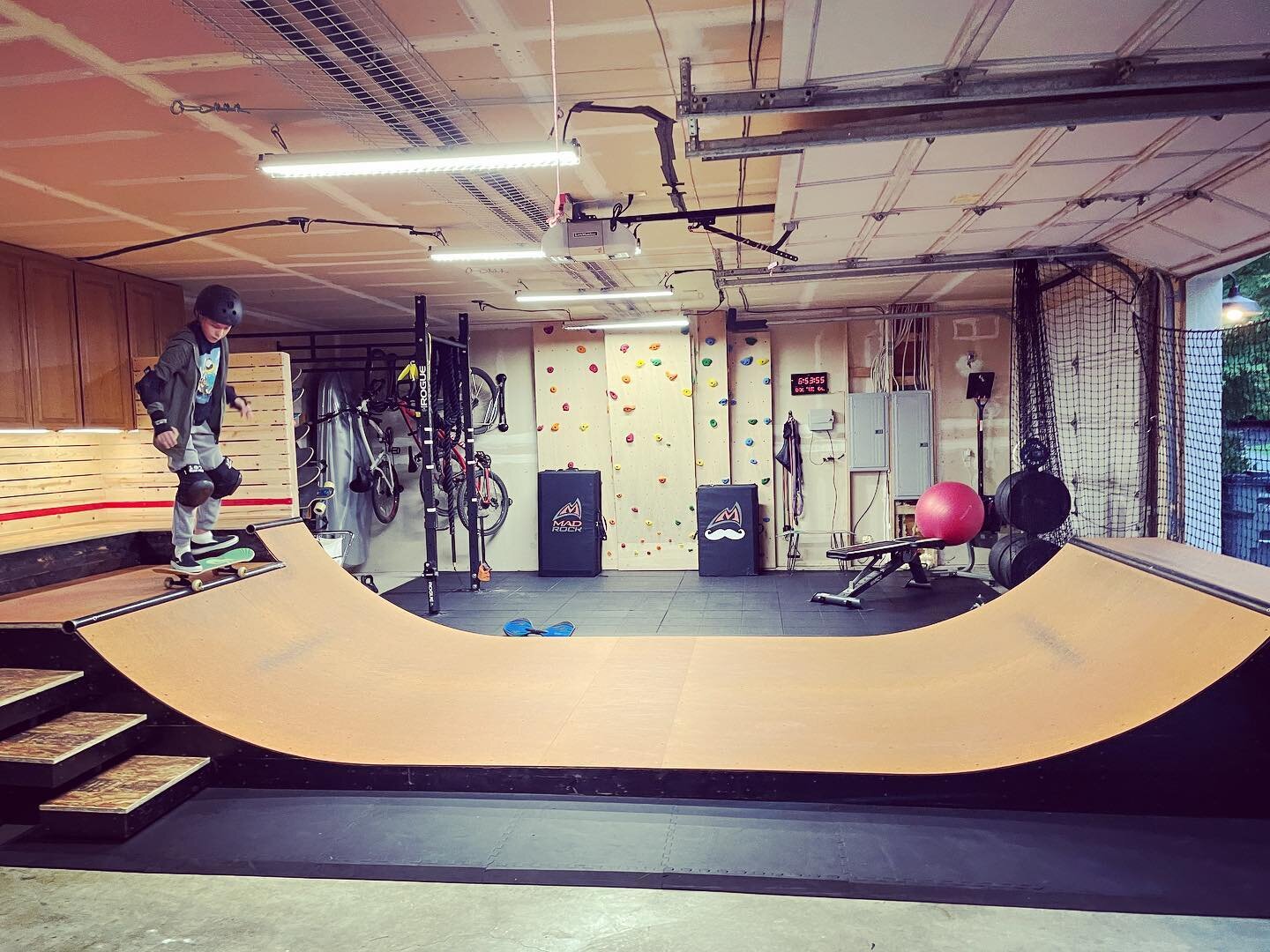 #wakeandskate what&rsquo;s your kid&rsquo;s before school morning routine? #skaterkid #garageminiramp #garagegym #parentsinpjs